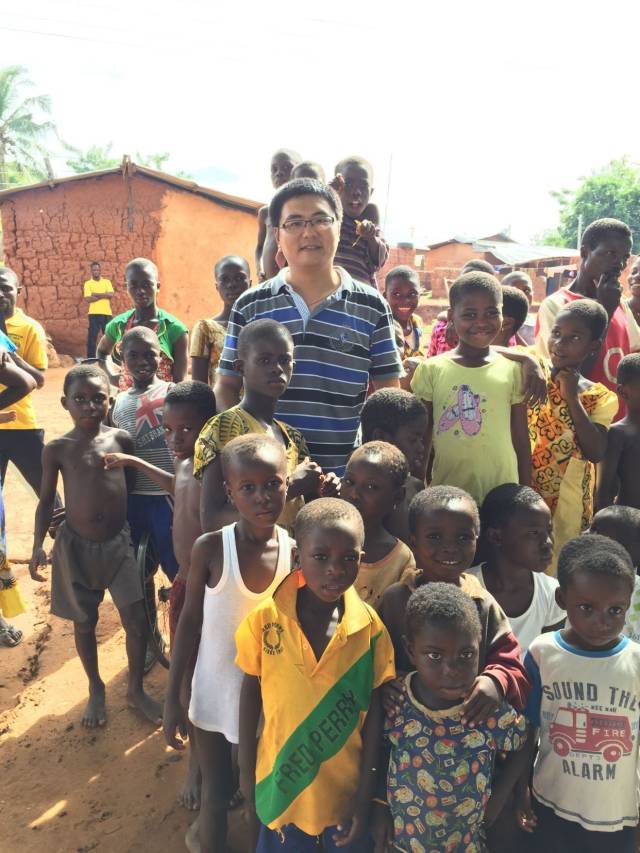 曾科学医生远赴加纳抗击“埃博拉”