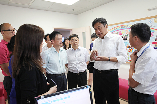 1505293840424488.jpg 600px邓海光副省长在广州市妇儿医疗中心珠江新城院区与医务人员亲切交谈.jpg