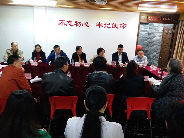 1513706392335742.jpg 600px莫司一行在东湖新村社区召开座谈会.jpg