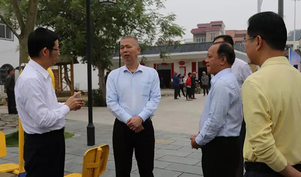 1524251251708012.jpg 省卫生计生委副巡视员符显辉与当地工作人员交流农村“厕所革命”推进工作.jpg