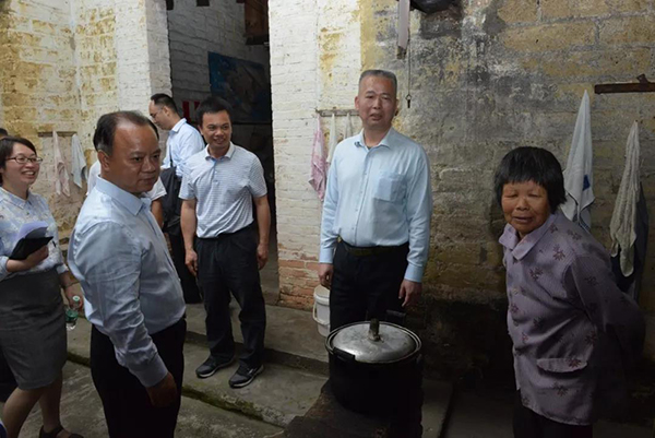 1524251292183102.jpg 省卫生计生委副巡视员符显辉和农户交流无害化卫生户厕使用情况1.jpg