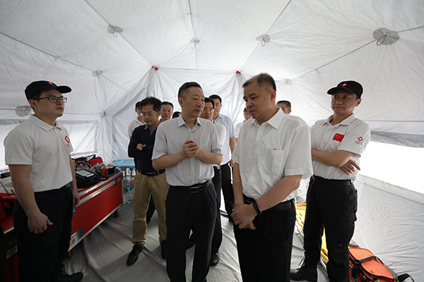 1526348625952840.jpg 600px-2-陈祝生副主任参观移动帐篷医院.jpg