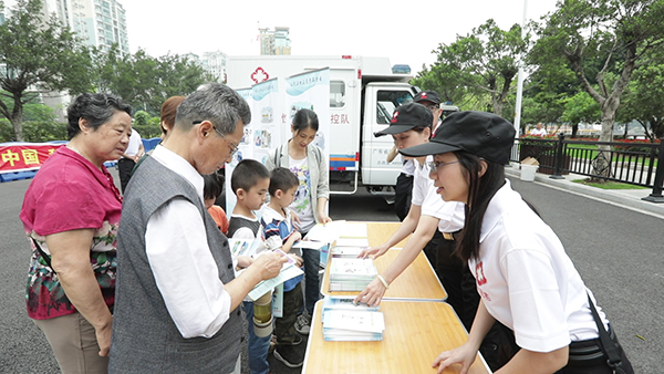 1526348643158798.jpg 600px-4-应急队员向群众讲解防灾减灾相关知识.jpg