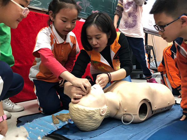 1528738474770680.png 600王晓庆医师走进校园开展急救知识技能培训.png
