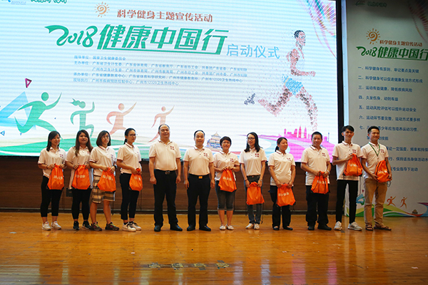 1529691236258450.jpg 600-现场派发健康包.jpg