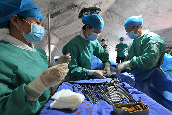 1532020779336296.jpg 7-移动医院现场手术.jpg